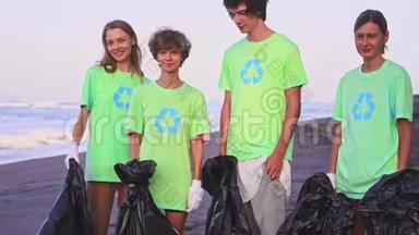 在海滩上摆着垃圾的骄傲志愿者的镜头